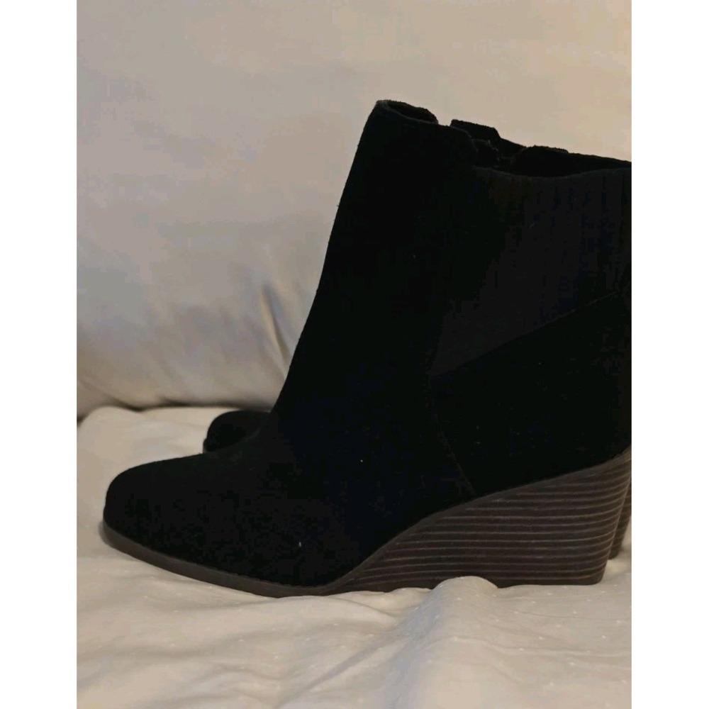 TOMS Women's Sz 7.5 Sadie Suede Wedge Ankle boots| Zip Stretch Band | Black NWT
